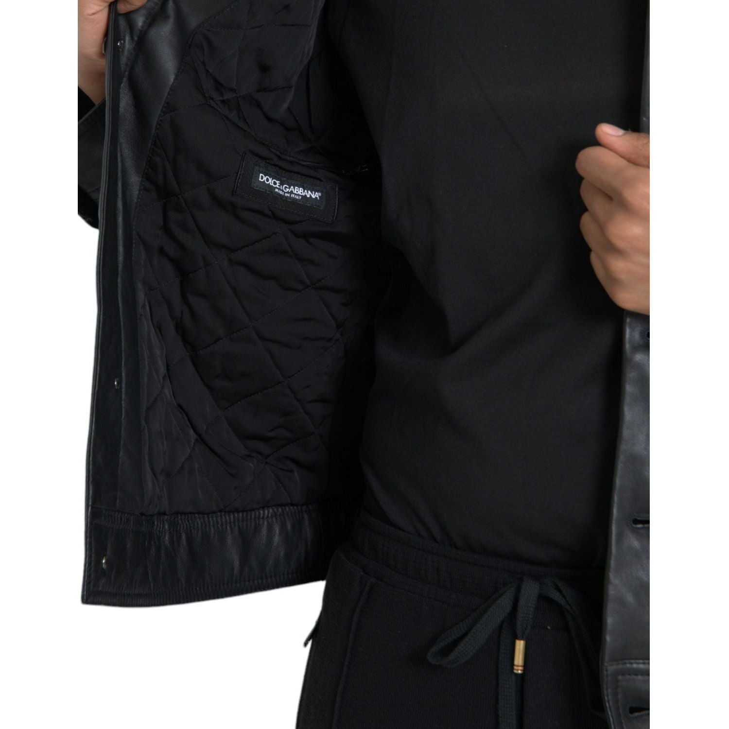 جاكيت بايكر من دولتشي آند غابانا مصنوع من الجلد الأسود مع ياقة من الفرو