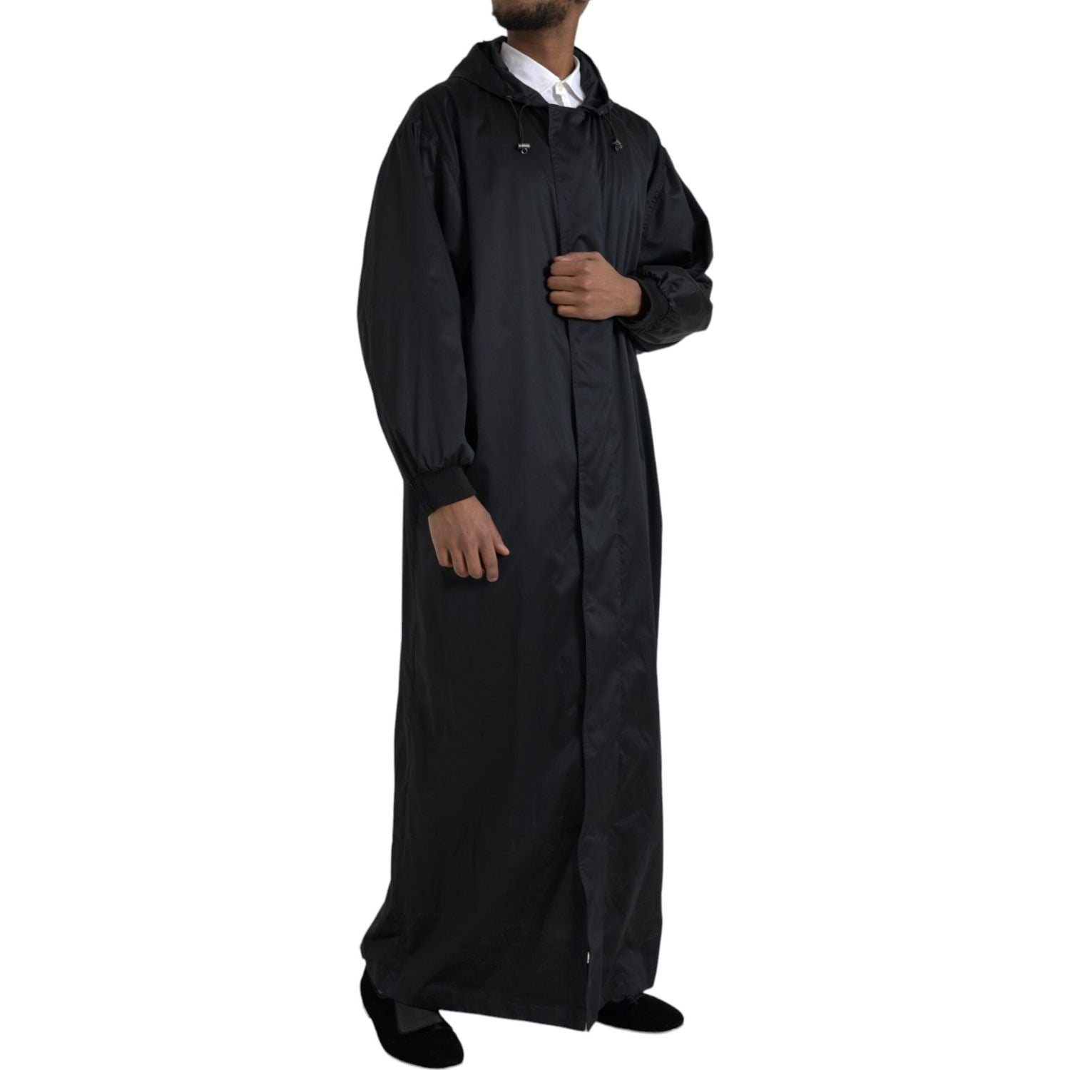 سترة طويلة من البوليستر بغطاء رأس أسود من دولتشي آند غابانا مقاومة للرياح