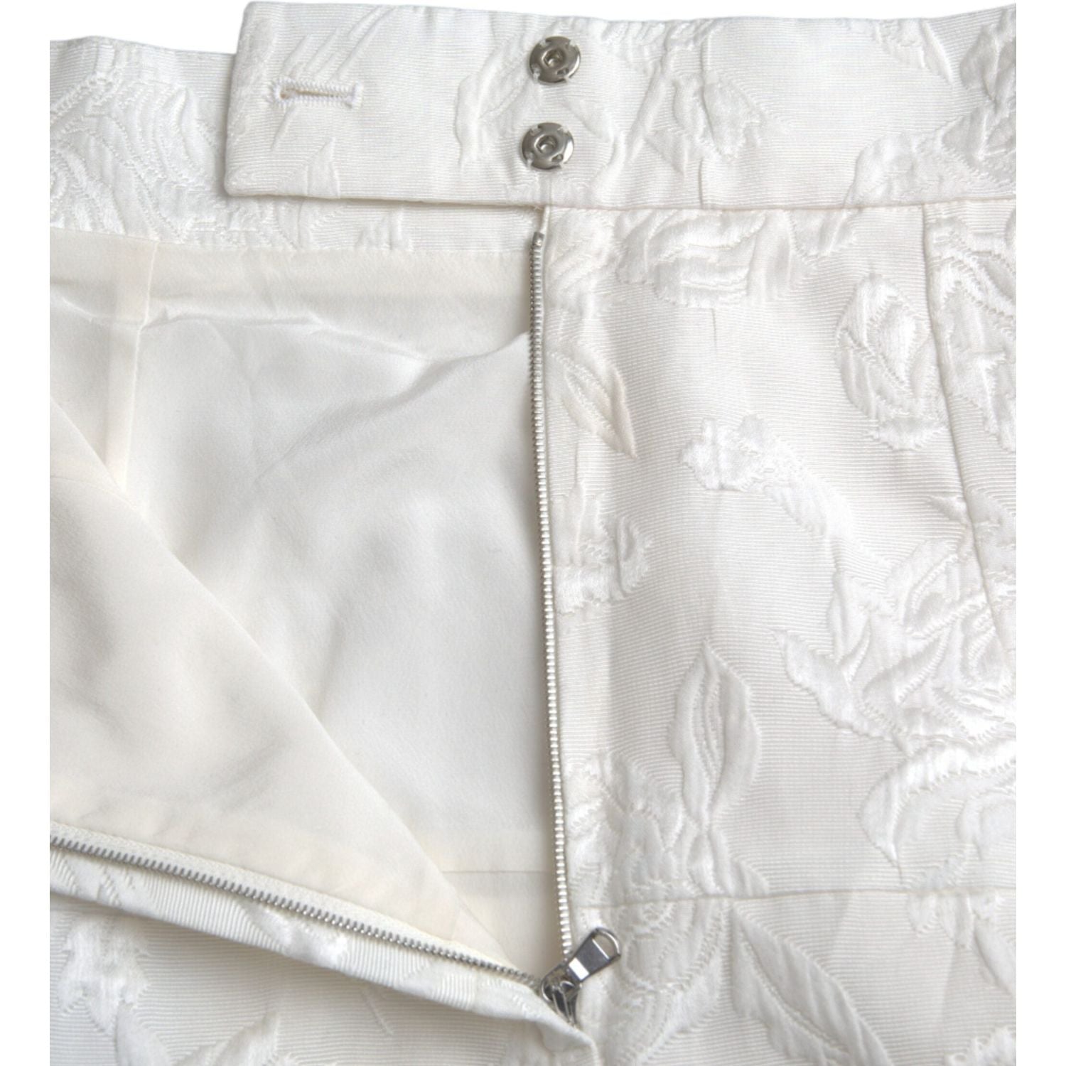 تنورة قصيرة مزينة بنقشة زهور بيضاء من دولتشي آند غابانا