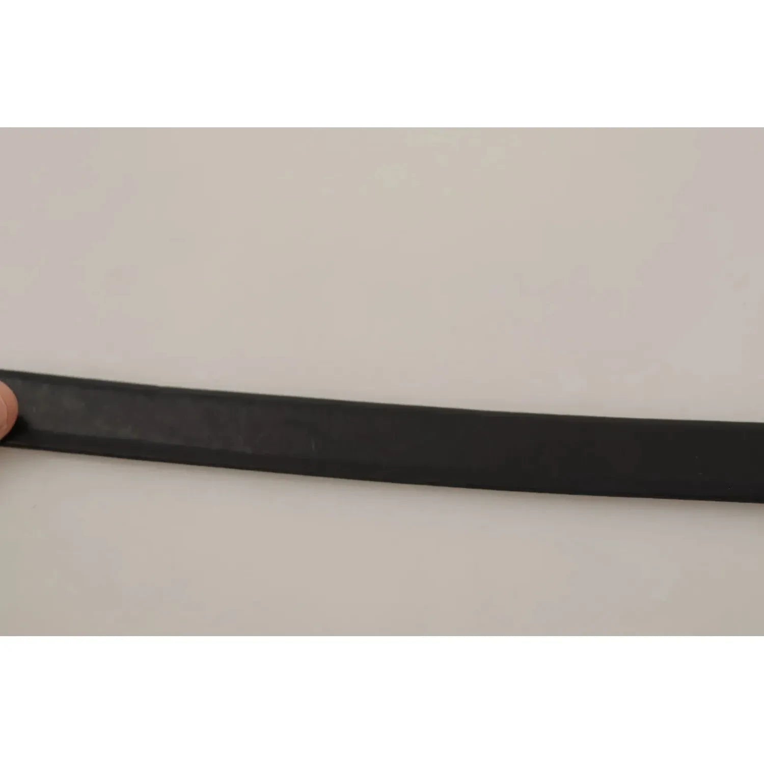 حزام دولتشي آند غابانا الكلاسيكي المصنوع من الجلد الأسود مع مشبك معدني باللون الفضي