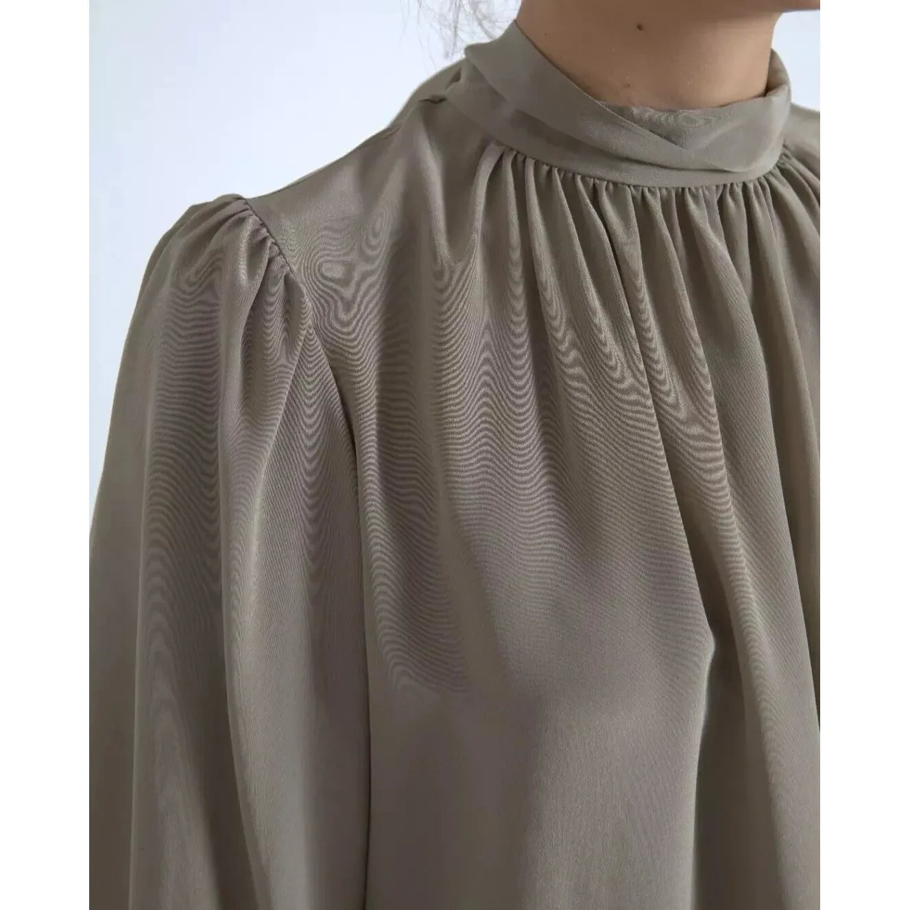 بلوزة دولتشي آند غابانا رمادية اللون بأكمام طويلة وياقة عالية