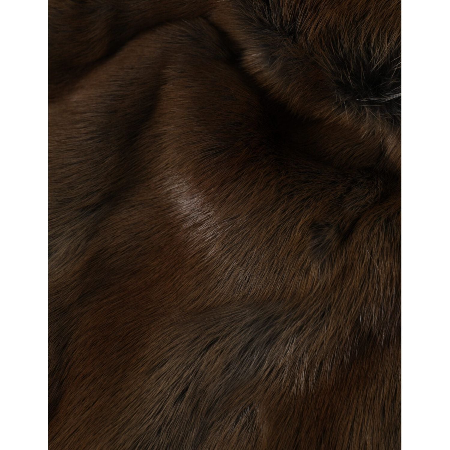 قبعة كشمير نسائية من دولتشي آند غابانا مصنوعة من فرو النعال باللون البني