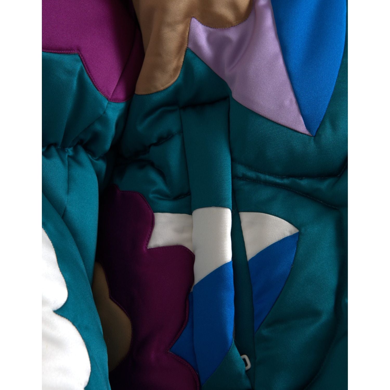 سترة واقية من الرياح مزينة بنقشة زهور متعددة الألوان من دولتشي آند غابانا