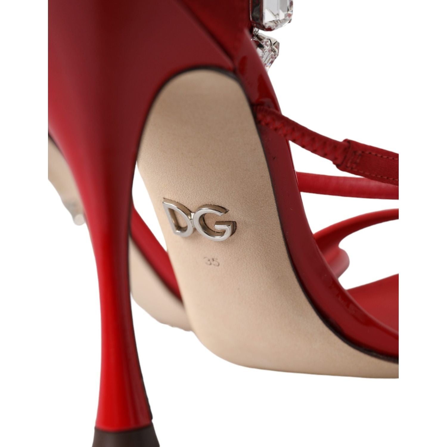 صندل كيرا ساتان أحمر بكعب عالٍ من دولتشي آند غابانا