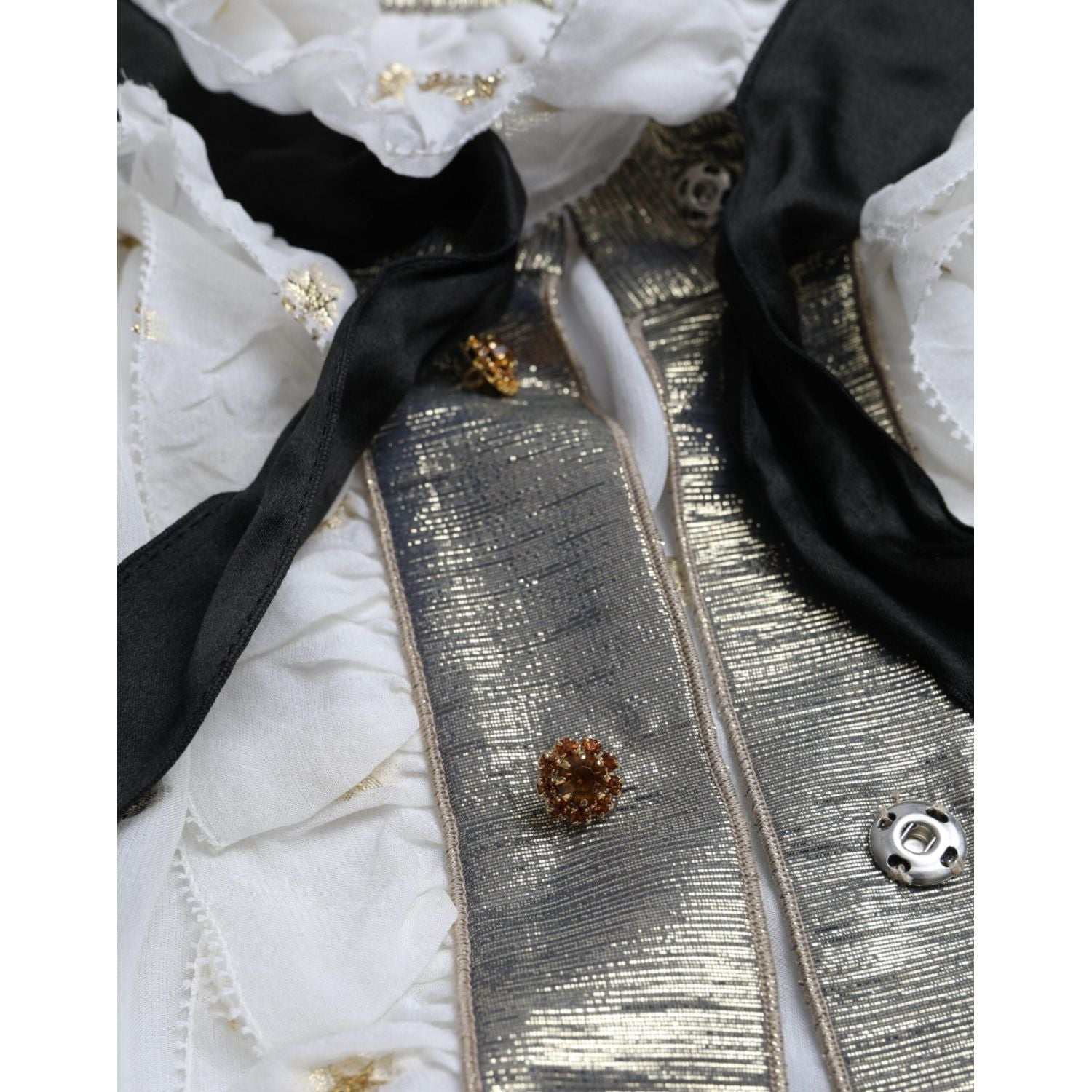 بلوزة دولتشي آند غابانا من مزيج الحرير باللون الأبيض الفاتح بياقة أسكوت