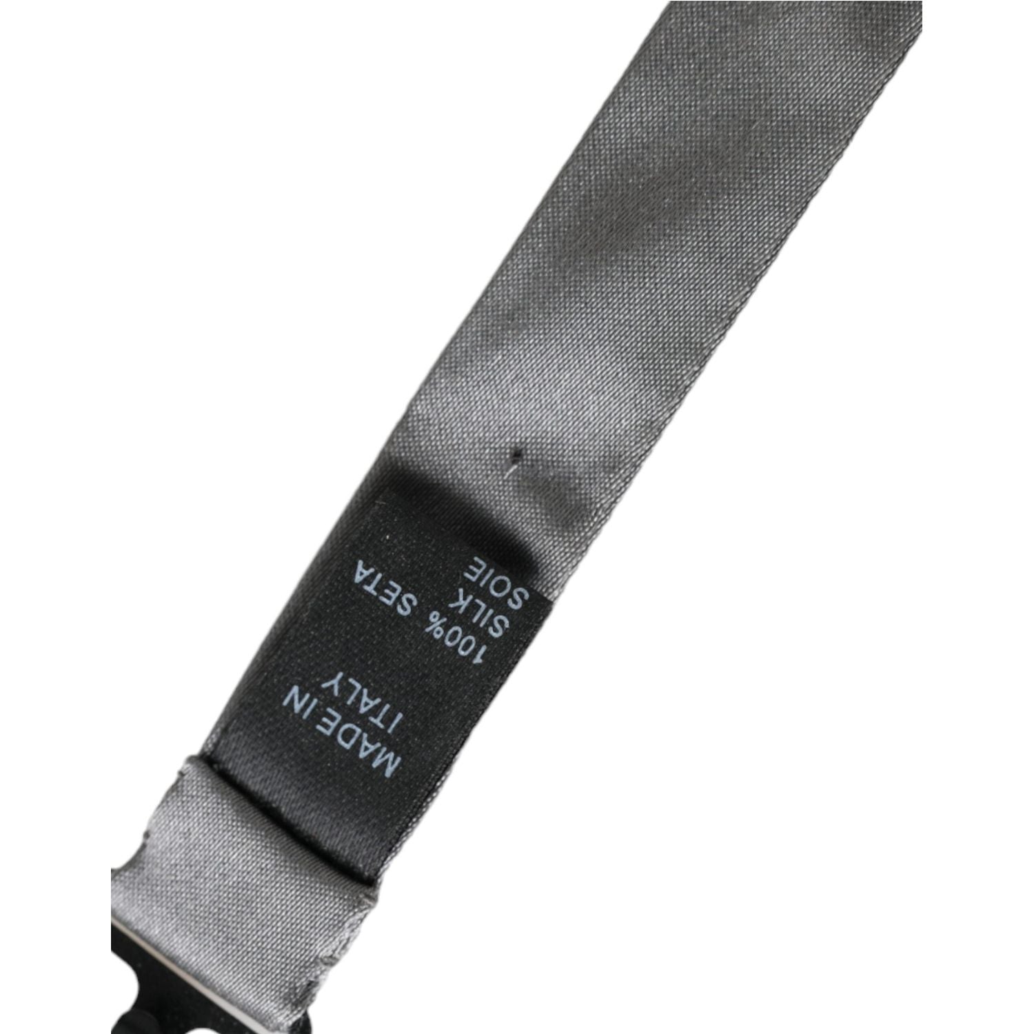 ربطة عنق بابيلون من دولتشي آند غابانا للرجال من الحرير الساتان باللون الرمادي قابلة للتعديل