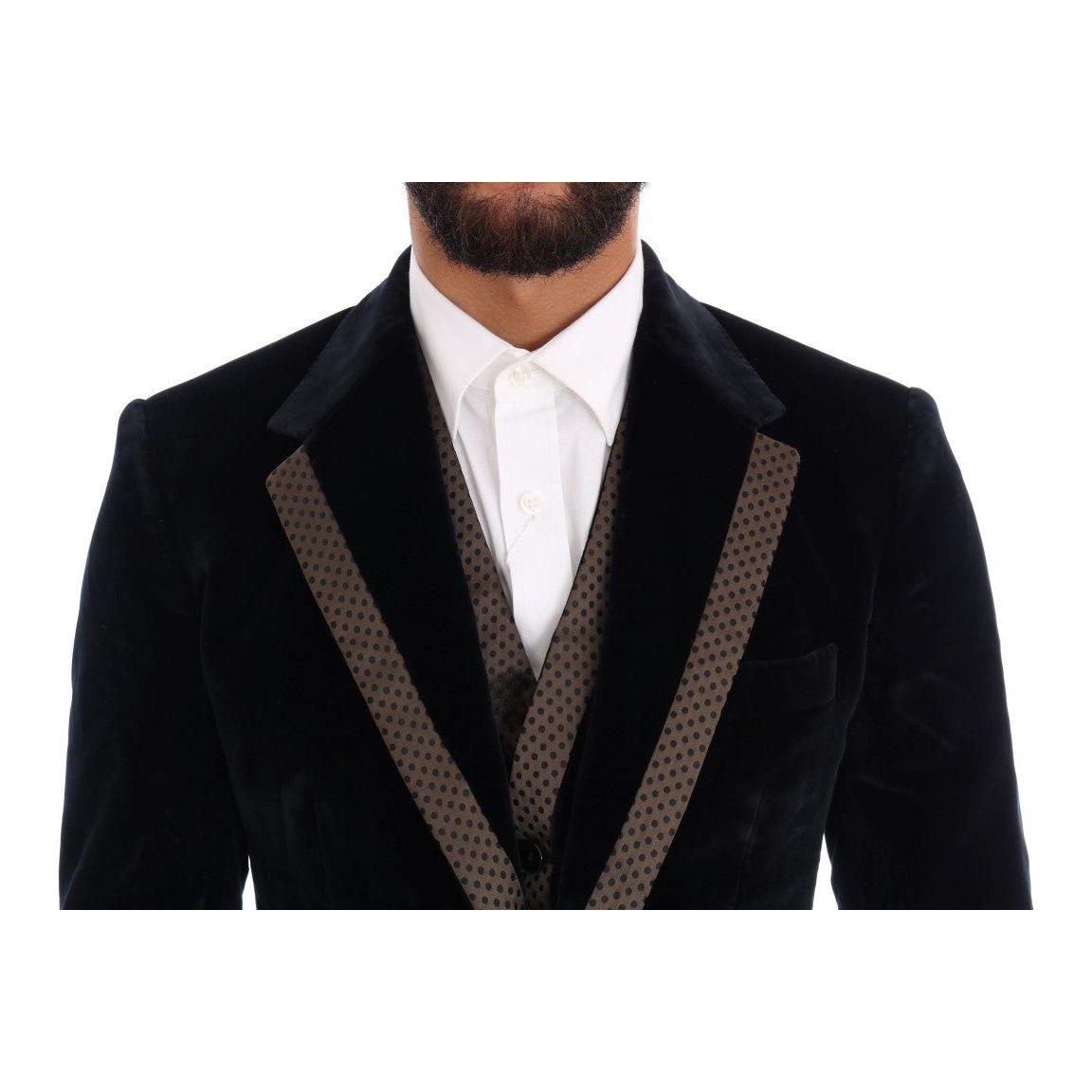 بدلة دولتشي آند غابانا الأنيقة ذات التصميم الضيق والمكونة من ثلاث قطع باللون الأزرق