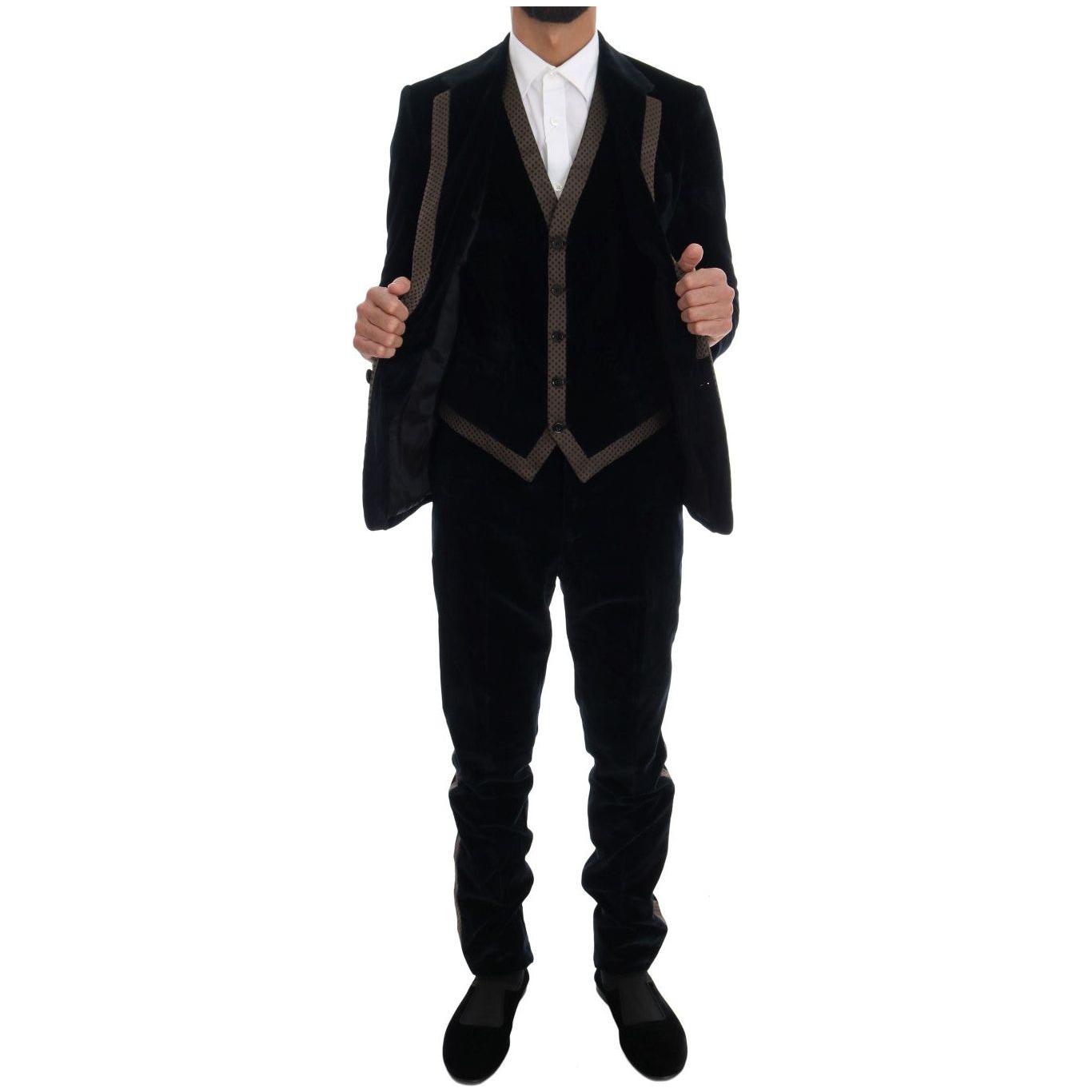 بدلة دولتشي آند غابانا الأنيقة ذات التصميم الضيق والمكونة من ثلاث قطع باللون الأزرق