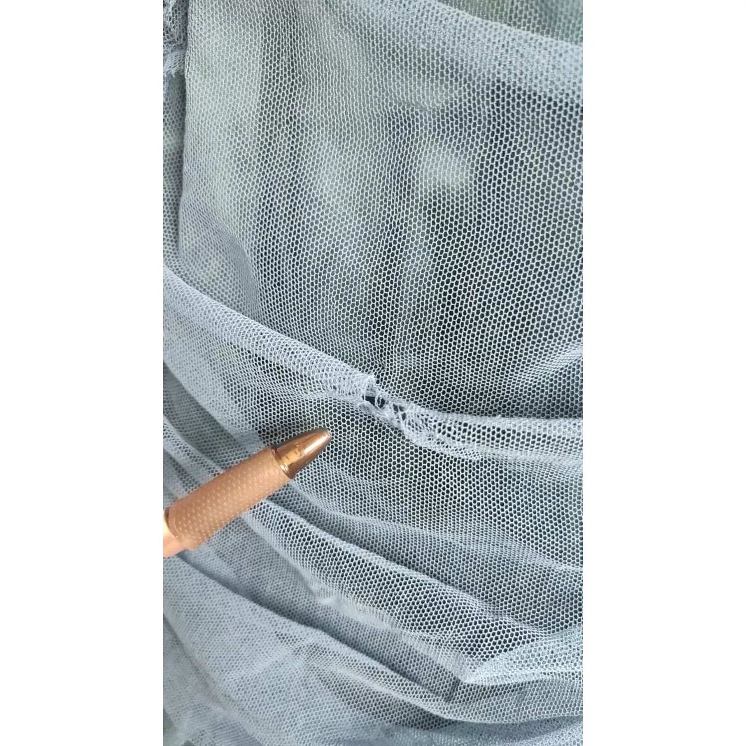 فستان دولتشي آند غابانا من التول المكشكش ذو الحواف الشبكية باللون الأزرق