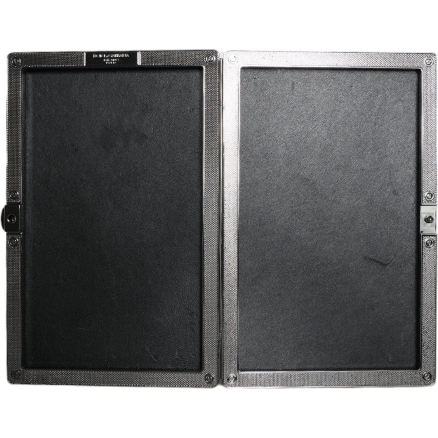 حقيبة كلاتش من دولتشي آند غابانا للحفلات المسائية مصنوعة من المخمل الأسود والكريستال