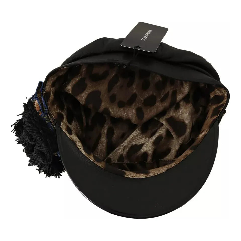 قبعة عازف الكمان من دولتشي آند غابانا مصنوعة من الجلد الأسود ومزينة بحبات الكريستال وشريط ذهبي