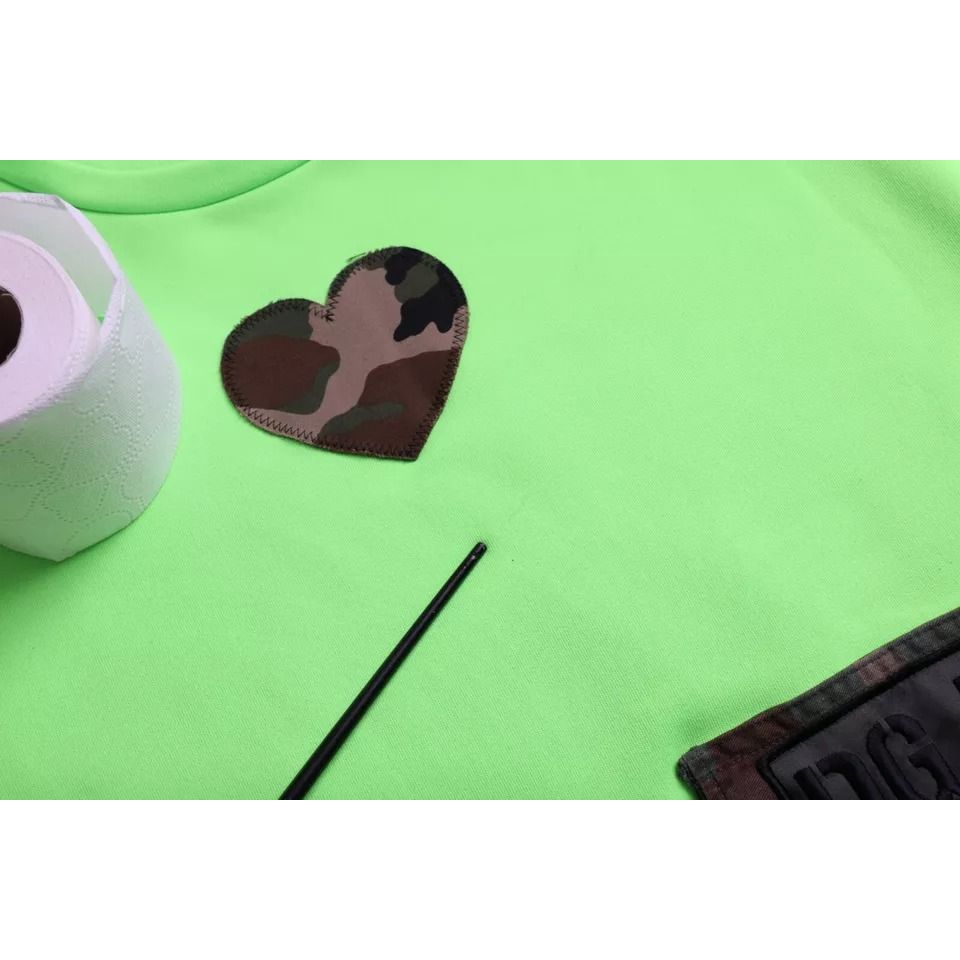 سترة من دولتشي آند غابانا باللون الأخضر مع رقبة دائرية ونقشة قلب