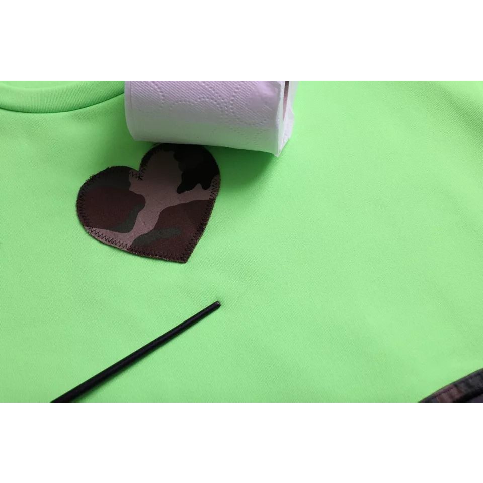 سترة من دولتشي آند غابانا باللون الأخضر مع رقبة دائرية ونقشة قلب