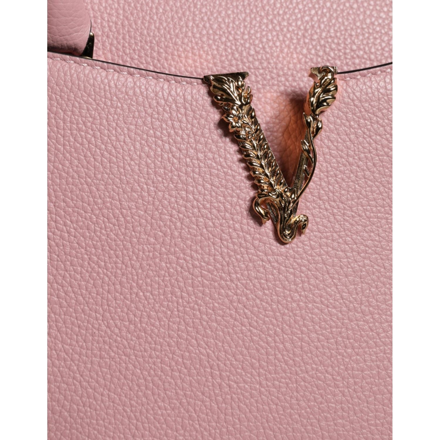 حقيبة كروس بودي صغيرة من فيرساتشي باللون الوردي بمقبض علوي من جلد العجل الحبيبي