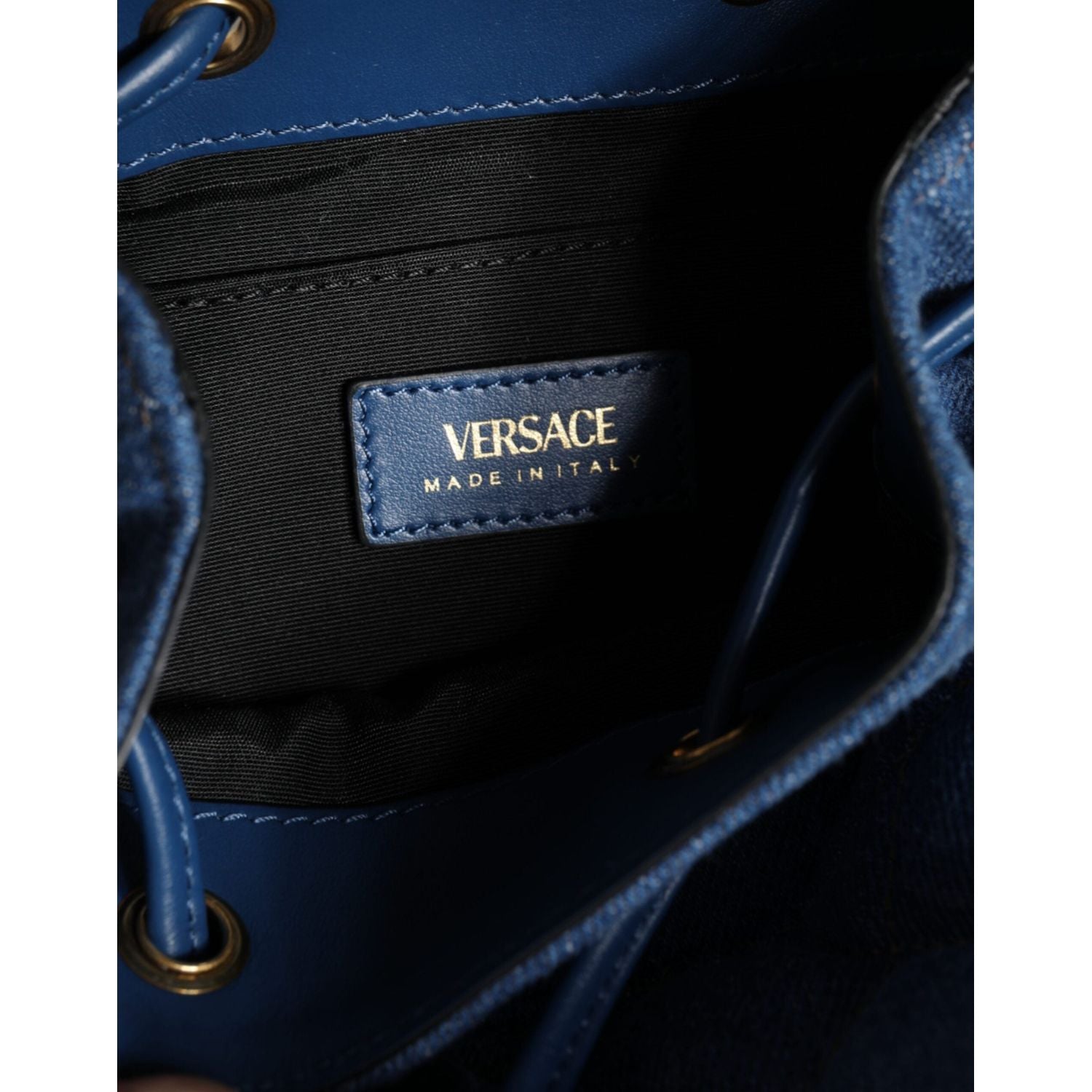 Front view with bag zipped and handles upright.