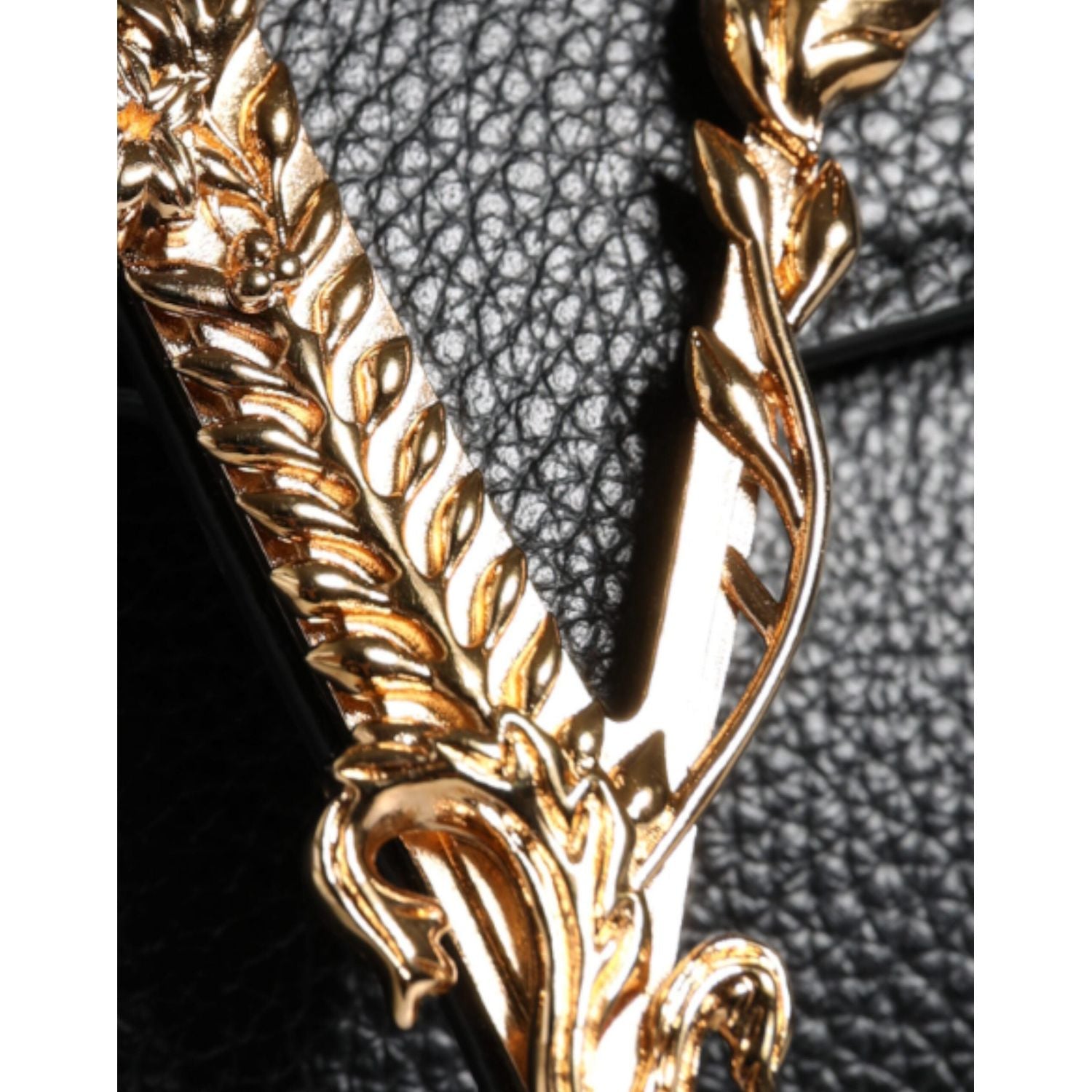 حقيبة كروس بودي من فيرساتشي مصنوعة من جلد العجل الأسود بمقبض علوي