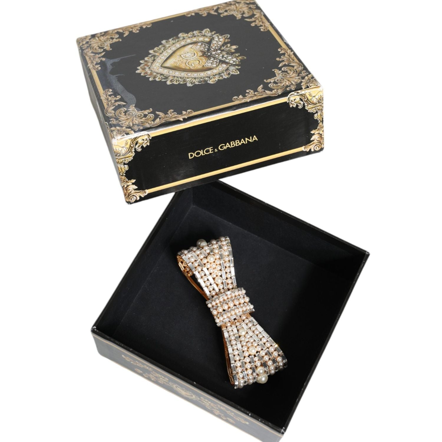 دبوس من دولتشي آند غابانا باللون الذهبي من النحاس مزين باللؤلؤ الصناعي والكريستال