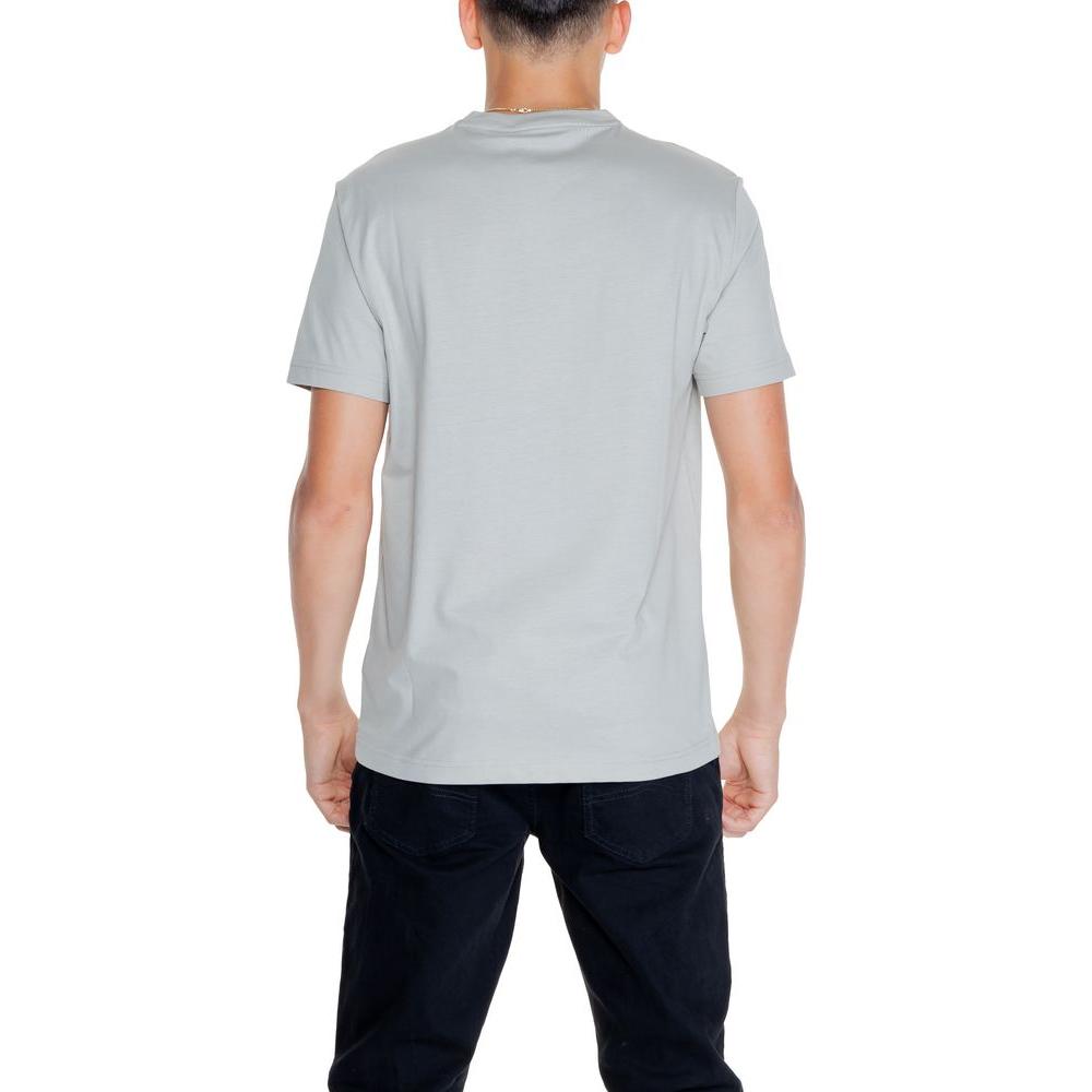 Front view with bag zipped and handles upright.