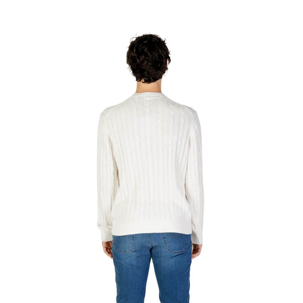 Front view with bag zipped and handles upright.