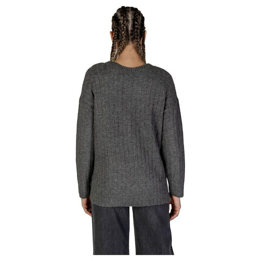 Back view of women's Vila gray acrylic sweater, fall/winter collection, featuring ribbed design, made with 76% acrylic, 21% recycled polyester.