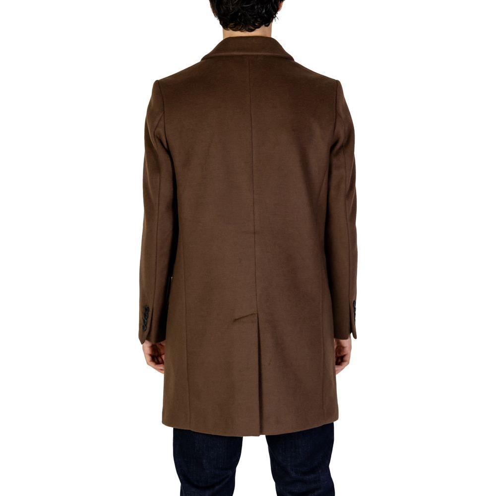 Front view with bag zipped and handles upright.