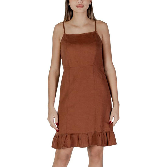 B.Young brown linen dress for women, spring/summer collection, made of 52% linen and 48% viscose, featuring a ruffled hem.