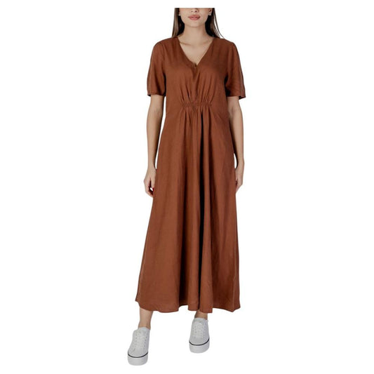 B.Young brown linen dress for women, spring/summer collection, made of 52% linen and 48% viscose, casual and elegant design.