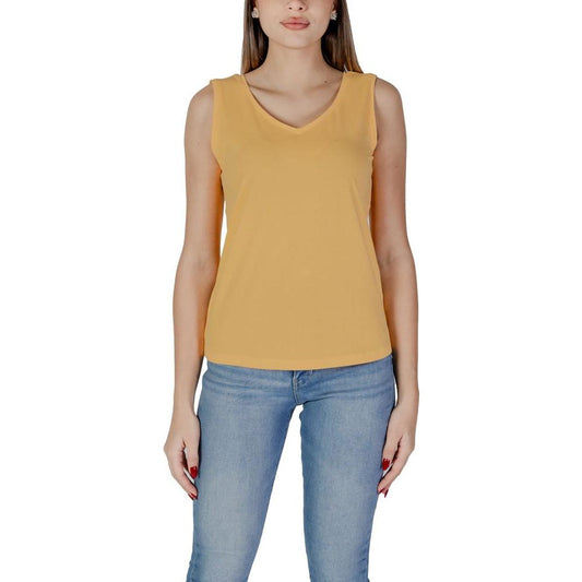 Woman wearing B.Young yellow cotton tank top, part of the spring/summer collection, made of 95% cotton and 5% elastane.