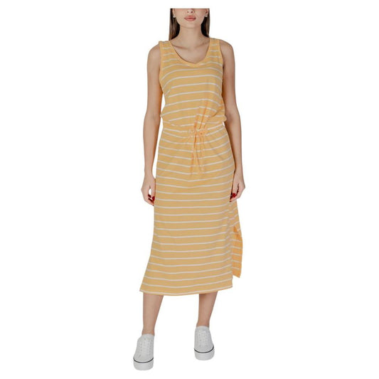 Woman wearing a B.Young yellow cotton dress, ideal for spring and summer. Features sleeveless design and subtle striped pattern.