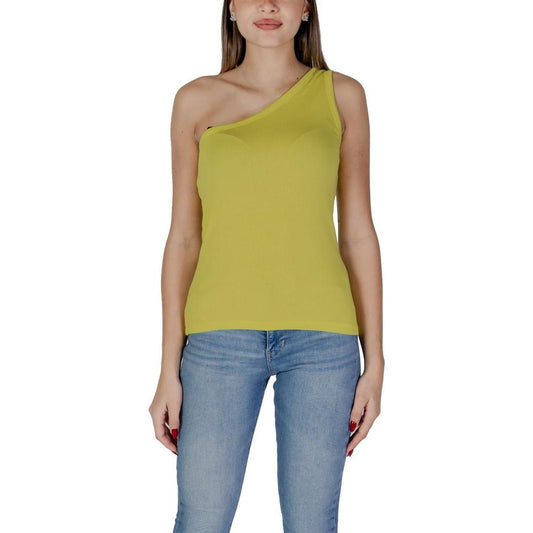 Woman wearing B.Young yellow cotton one-shoulder T-shirt, perfect for spring/summer. Made of 47% cotton, 47% modal, 6% elastane.