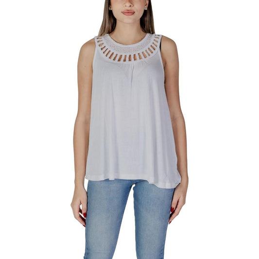 B.Young white viscose top for women, featuring a stylish spring/summer design, 100% viscose composition, perfect for casual wear.