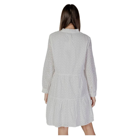 Back view of B.Young white cotton dress for women, ideal for spring and summer collections, made from 100% cotton with long sleeves.