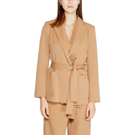 Stylish women's beige blazer from Rinascimento, part of the Fall/Winter collection, made of 90% polyester and 10% elastane.