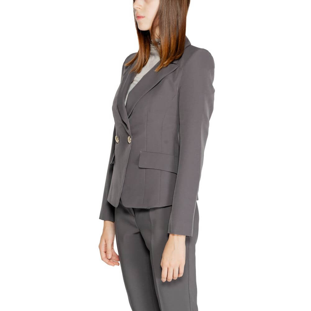 Front view with bag zipped and handles upright.