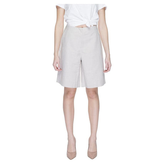 Vero Moda gray polyester women's Bermuda shorts, spring/summer collection, showcased on model with white top and nude heels.