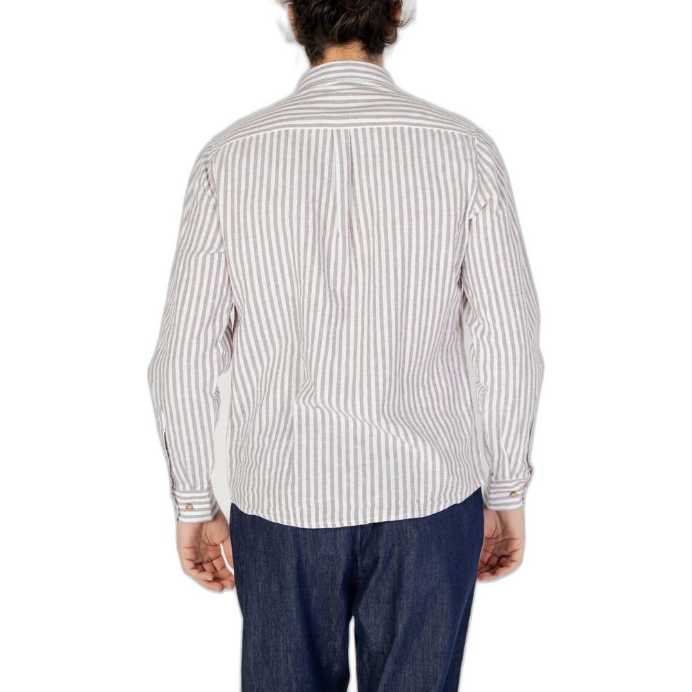 Front view with bag zipped and handles upright.