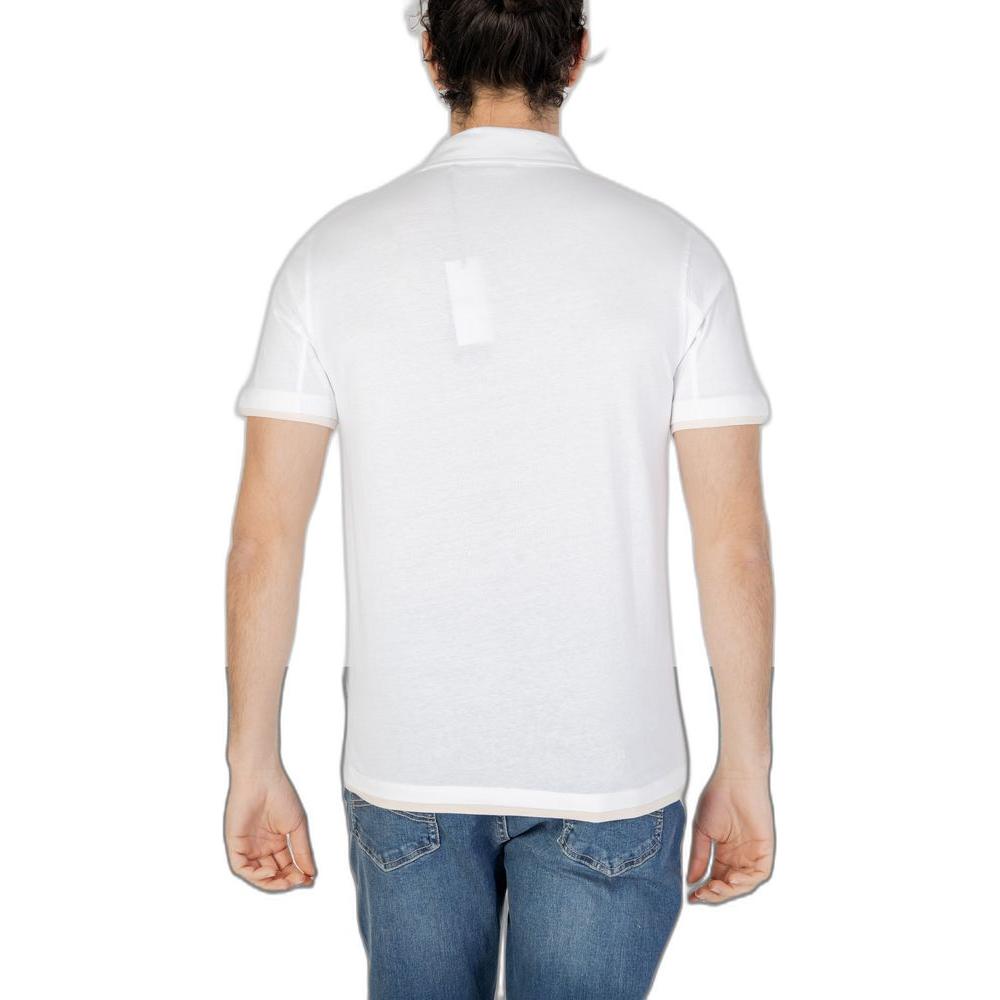 Front view with bag zipped and handles upright.
