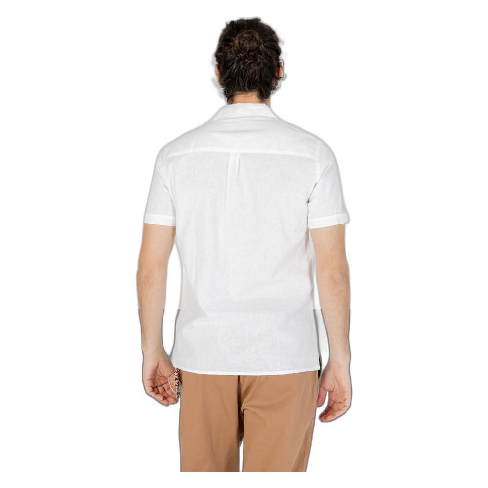 Front view with bag zipped and handles upright.