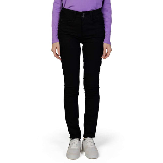 Woman wearing Street One black slim jeans for fall, made of 82% cotton, 15% polyester, and 3% elastane, with white sneakers.