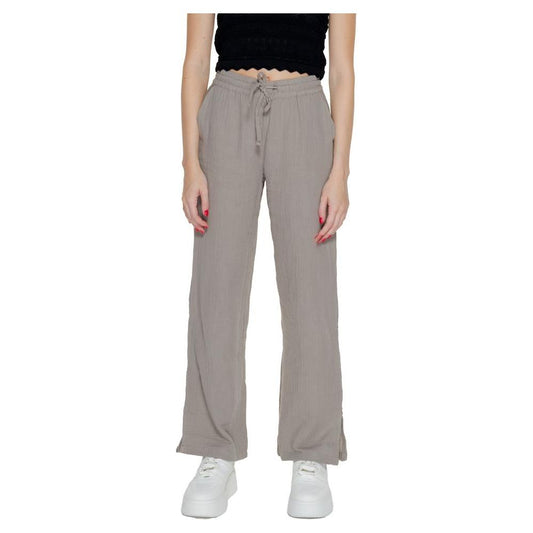 Woman wearing Jacqueline De Yong beige cotton palazzo pants, perfect for spring summer, made of 80% cotton and 20% recycled cotton.