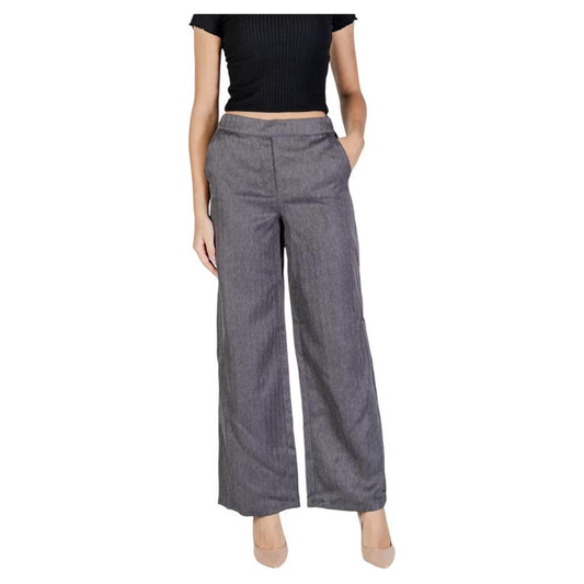 Woman wearing Jacqueline De Yong gray polyester wide-leg pants, fall/winter collection.