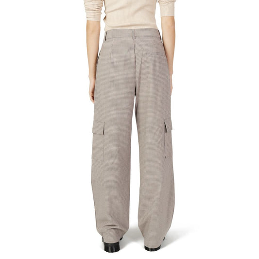 Back view of women's beige cigarette pants in autumn/winter collection, made of 65% polyester, 33% viscosa, 2% elastane.