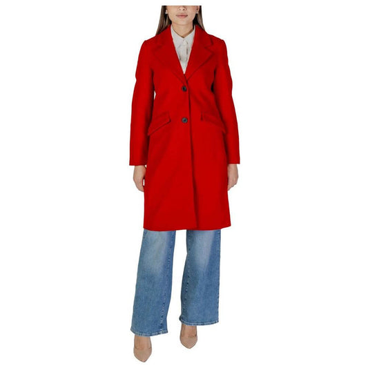 Vero Moda women's red polyester jacket for fall/winter, featuring 50% recycled polyester, styled as a fashion-forward coat.