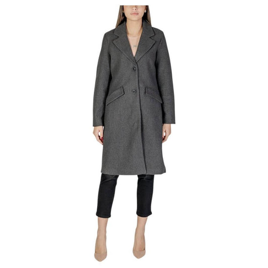 Vero Moda gray polyester women's coat, fall/winter collection, featuring 50% recycled materials, stylish and eco-friendly outerwear.