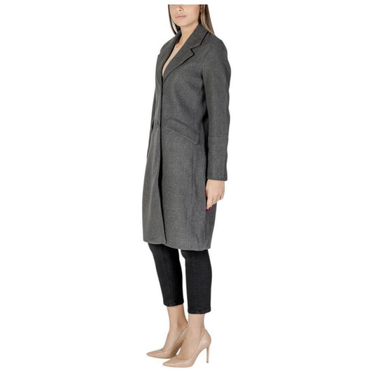 Vero Moda gray polyester women's coat from Fall/Winter collection, featuring a blend of polyester and recycled materials.