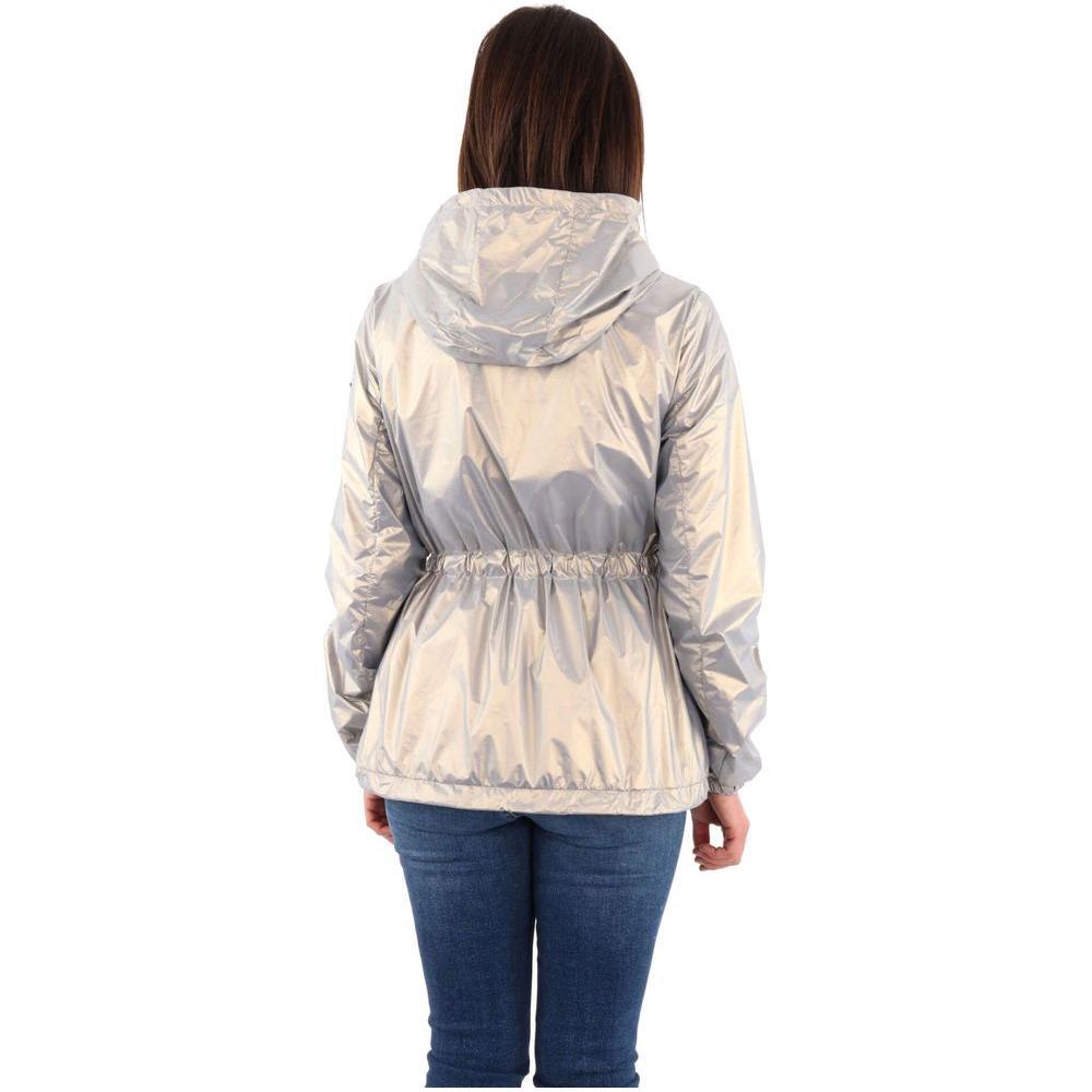 Front view with bag zipped and handles upright.