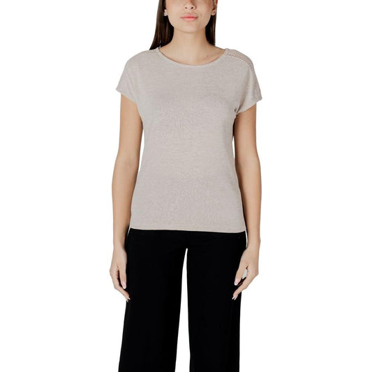 Street One beige polyester t-shirt with lace shoulder details, worn by a woman, short-sleeve, perfect for warm days.