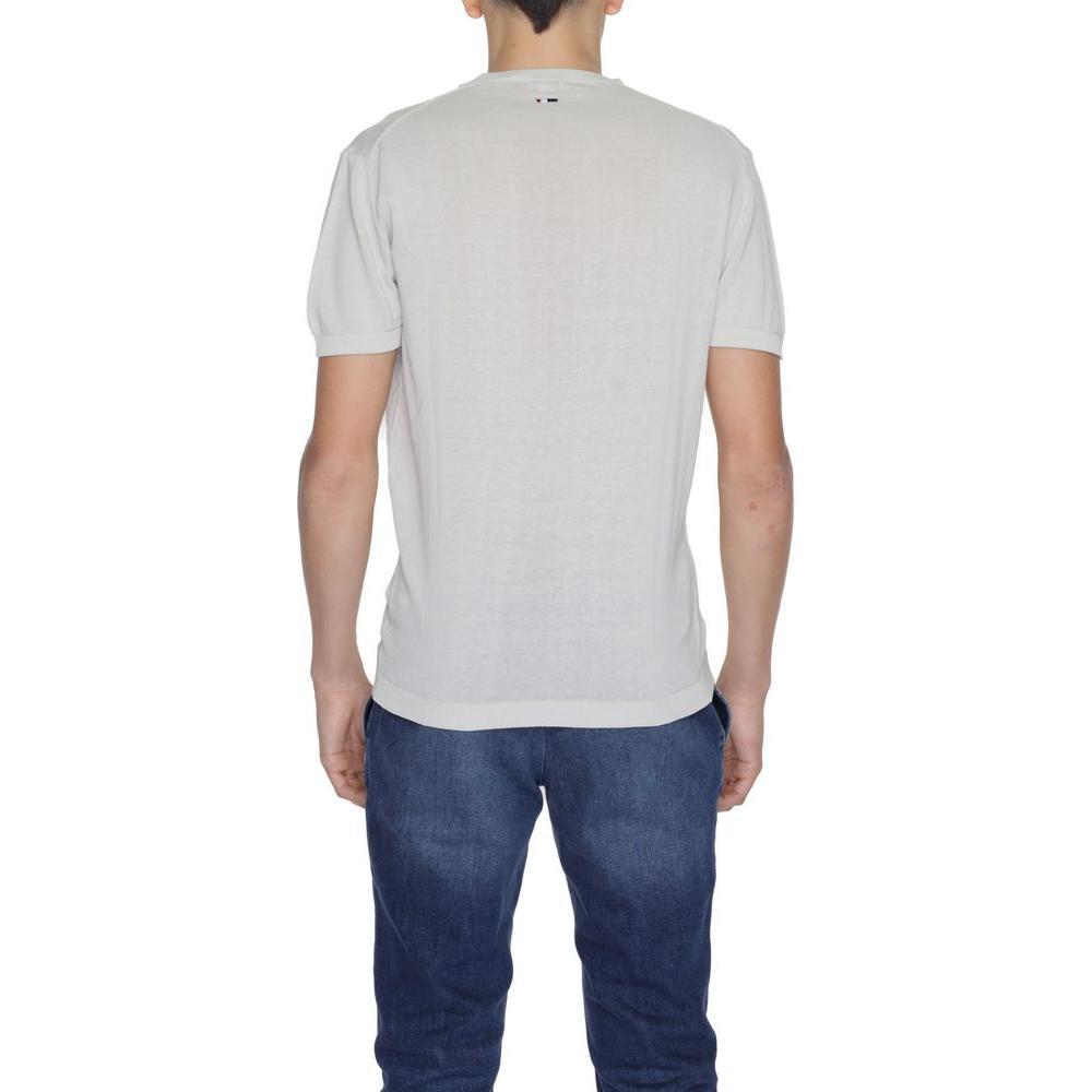 Front view with bag zipped and handles upright.