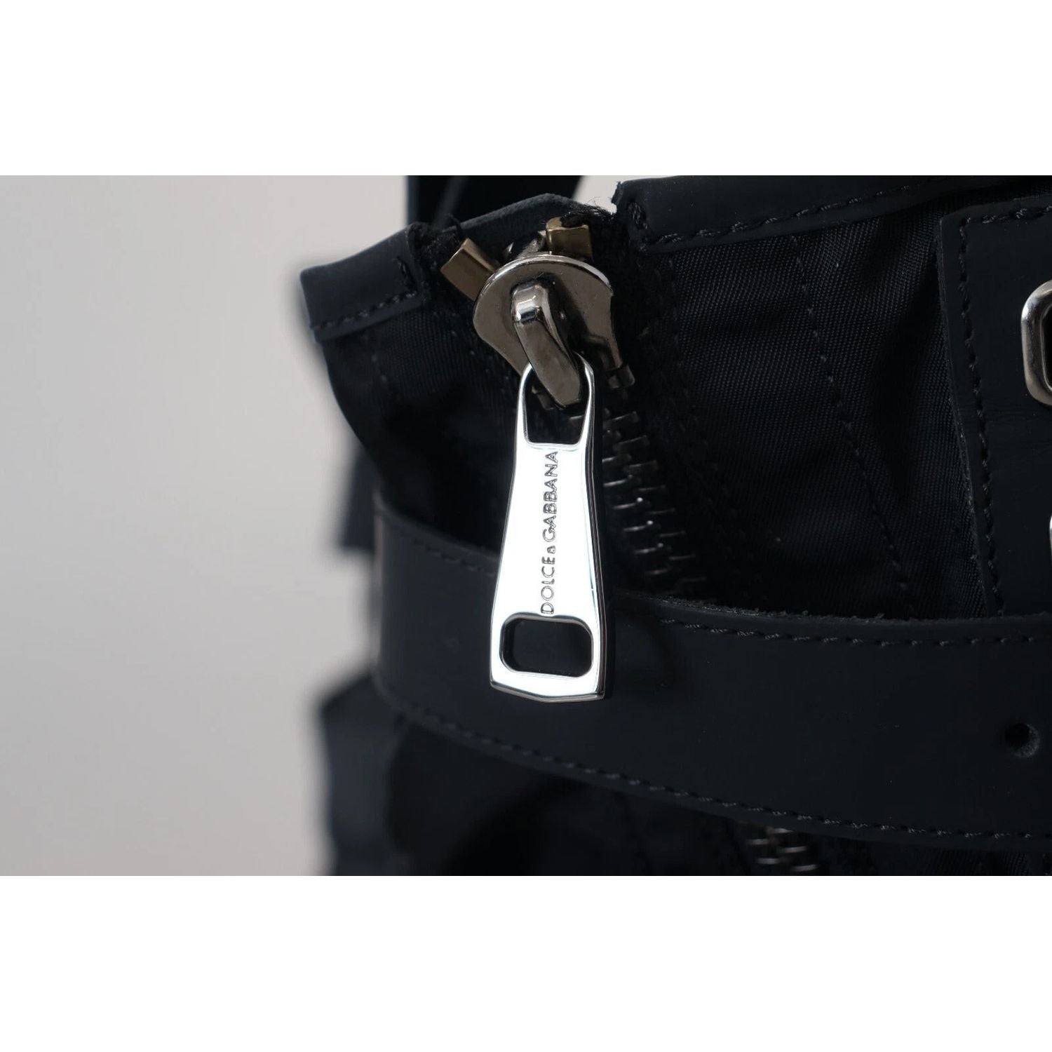 Front view with bag zipped and handles upright.