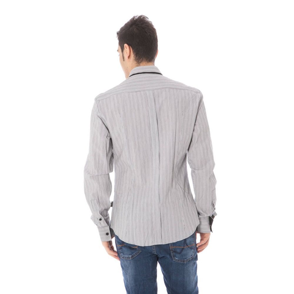 Front view with bag zipped and handles upright.